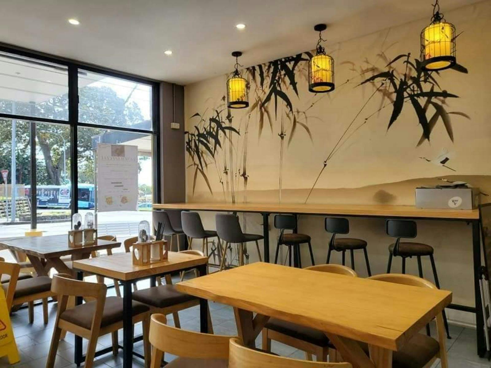 Wan's Chinese Restaurant dining in