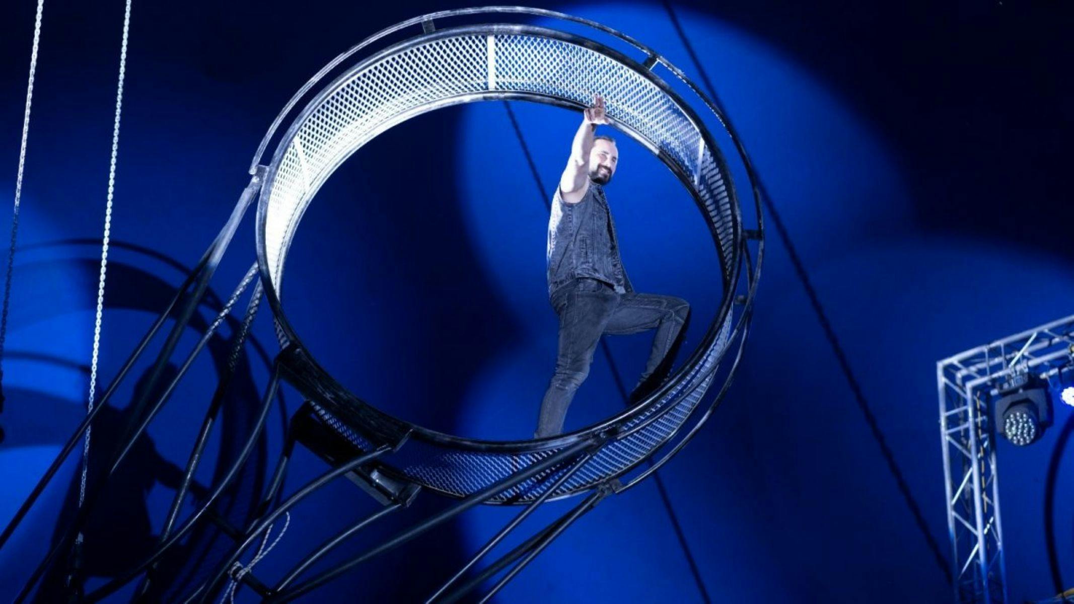 Circus Rio - man in a round cylinder up in the air