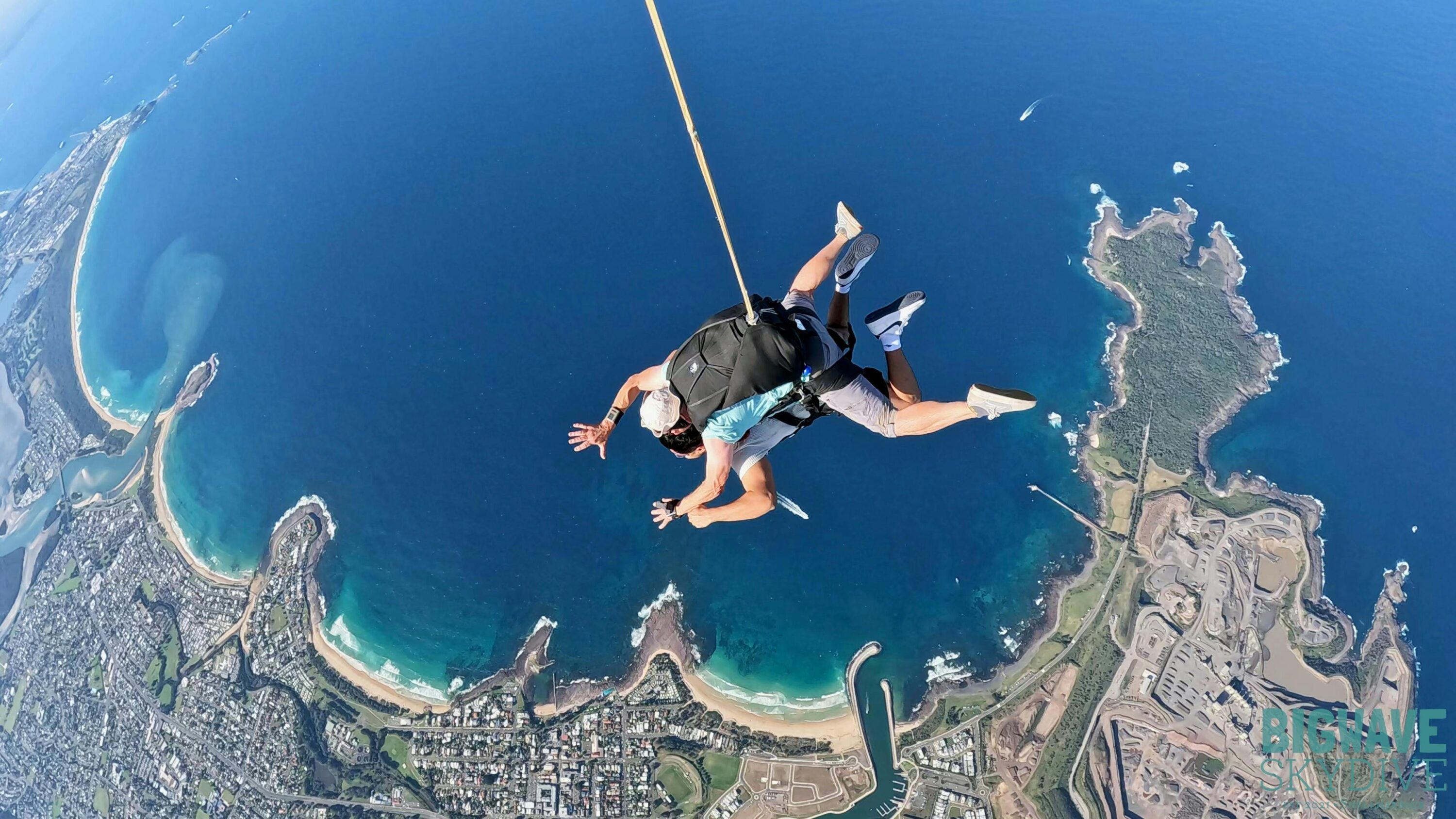 Skydiv_ over_Shellharbour_Marina