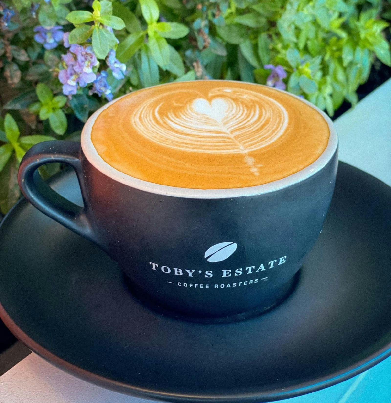 Tobby's Coffee, Cappuccino in a black mug