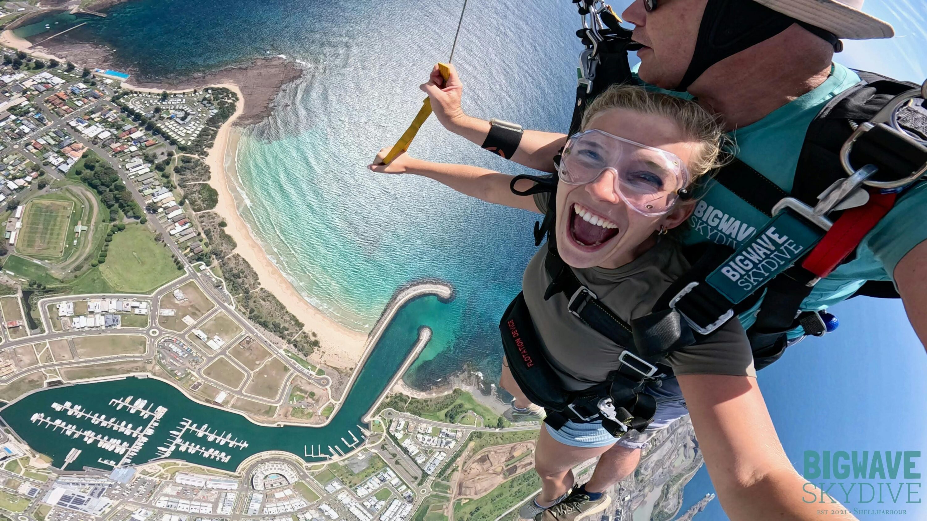 Skydiving_over_Shellharbour_Marina